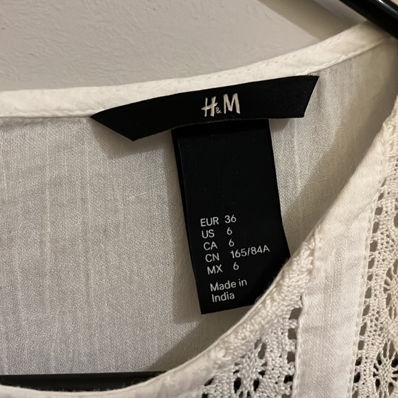 White blouse with lace pattern - Picture 3 of 3